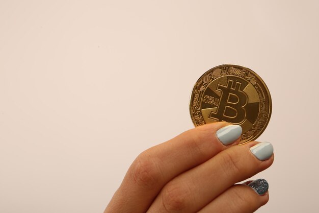 Een jong meisje houdt dollars contant en bitcoin vast met haar handen ander type bankbiljet van de nieuwe generatie