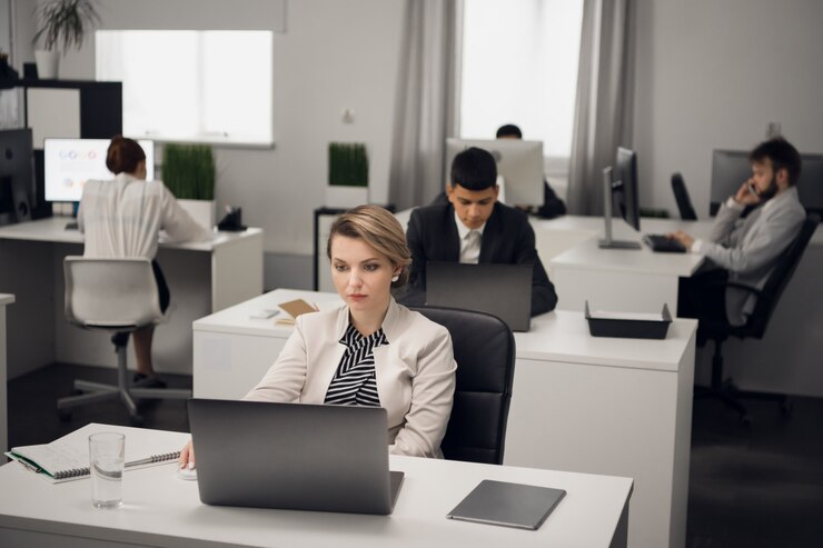 Een jong meisje Manager op kantoor in een werkende dresscode met een laptop communiceert met een klant van het bedrijf.