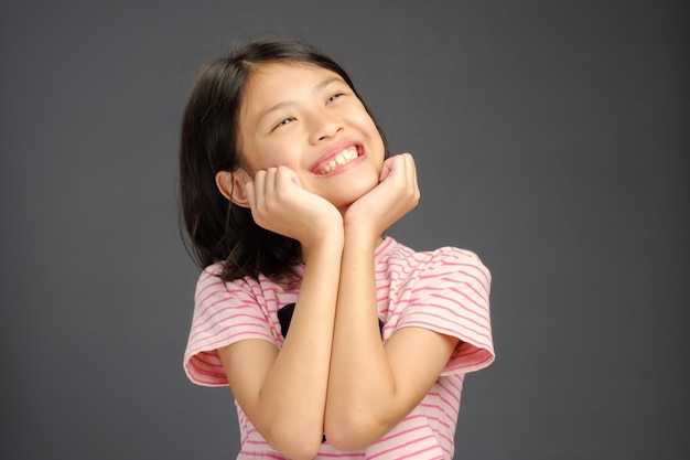 Een jong meisje met een glimlach op haar gezicht