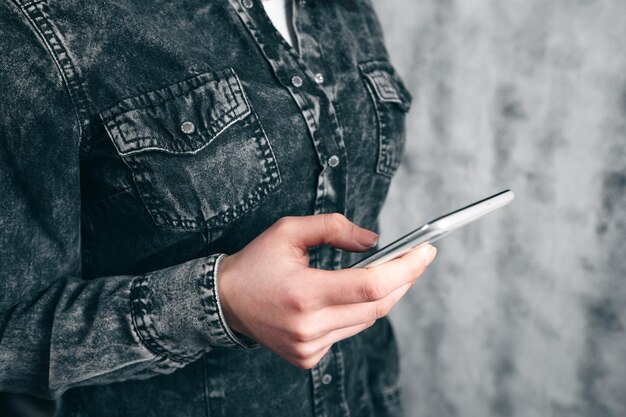 Een jong meisje met een telefoon in haar handen