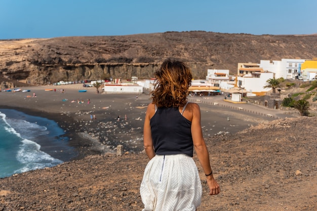 Een jong meisje op vakantie op het strand van Ajuy, Pajara, westkust van het eiland Fuerteventura, Canarische Eilanden. Spanje