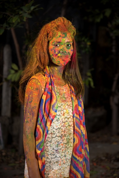 Een jong meisje speelt met kleuren. het concept voor het indiase festival holi. kleuren explosie.