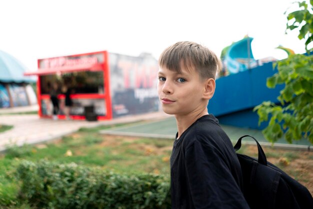 Een jong, mooi Kaukasisch jongensportret dat buiten loopt