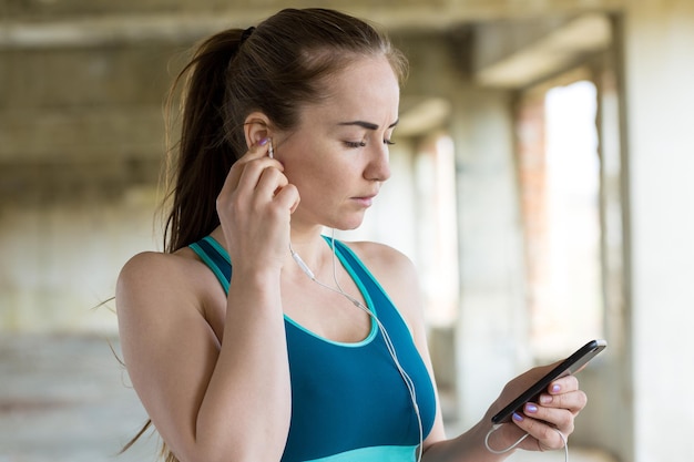 Een jong slank atletisch meisje in sportkleding voert een reeks oefeningen uit fitness en een gezonde levensstijl