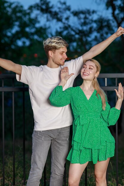 Een jong stel danst op straat