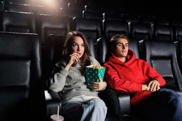 Een jong stel in de bioscoop bij de première van de film Only two people in the cinema VIP screening