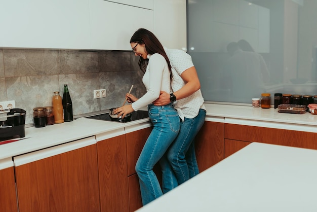 Een jong stel kookt samen in de keuken. Het paar brengt tijd door in de keuken