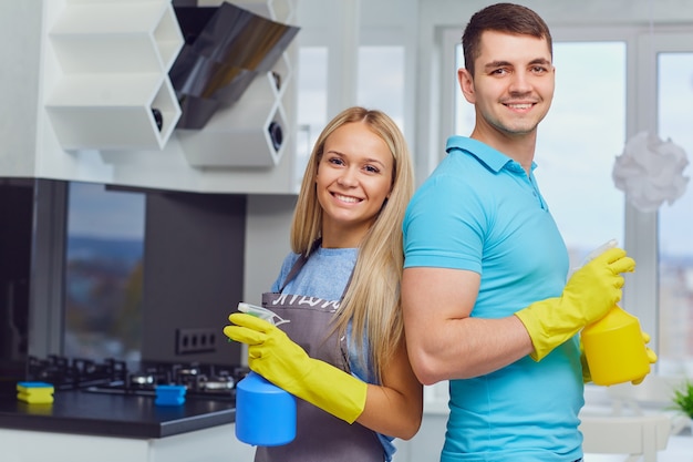 Een jong stel maakt een appartement schoon