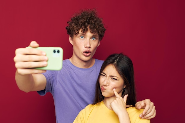 Een jong stel moderne stijl emoties leuke telefoon Jeugdstijl