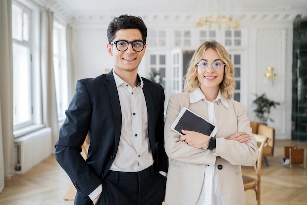 Een jong stel succesvolle managers, een vrouw en een man op kantoor, werken samen op kantoor