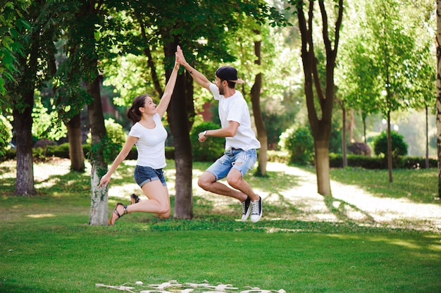 Een jong stel viert overwinning met het spelen van tic-tac-toe in het park.