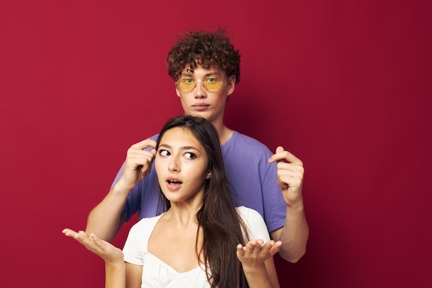 Een jong stel zomerstijl poseren mode-emoties jeugdstijl