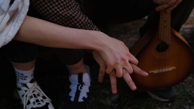 Een jong verliefd stel hand in hand Close-up van een vrouw en een man die elkaar de hand schudden op een donkere kamer