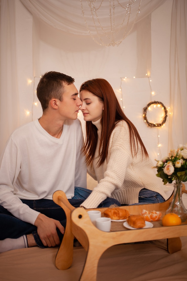 Foto een jong verliefd stel. kerstmis. poseren voor modellen op oudejaarsavond. tieners