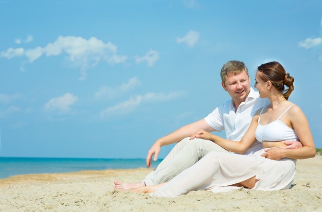 Een jong verliefd stel op het strand