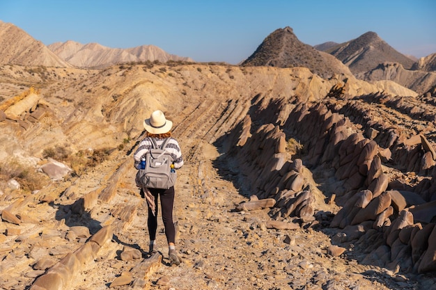 Een jong wandelmeisje dat de landschappen van Colas de Dragon bezoekt in de woestijn van Tabernas, provincie AlmerÃƒÂƒÃ‚Âa, Andalusië. Trekking in de woestijn, levensstijl