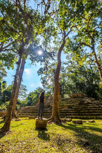 Een jong zwaaiend in de tempels van Copan Ruins