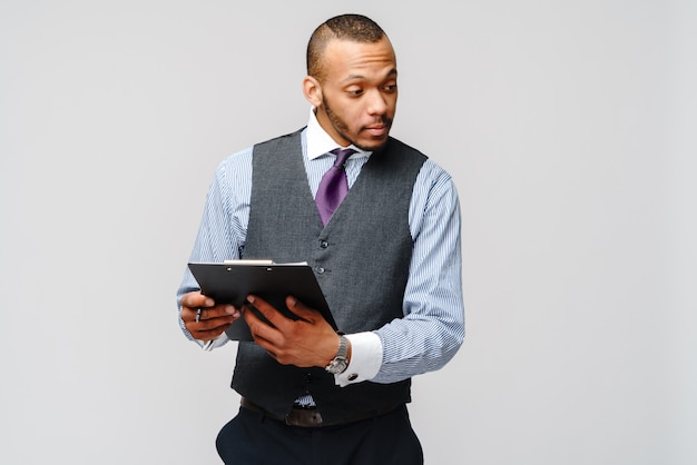 Een jonge Afro-Amerikaanse man met gewone tafel tablet en pen.