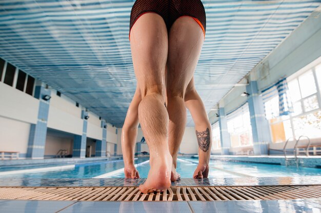 Een jonge atleet traint en bereidt zich voor op zwemwedstrijden in het zwembad. Gezonde levensstijl.