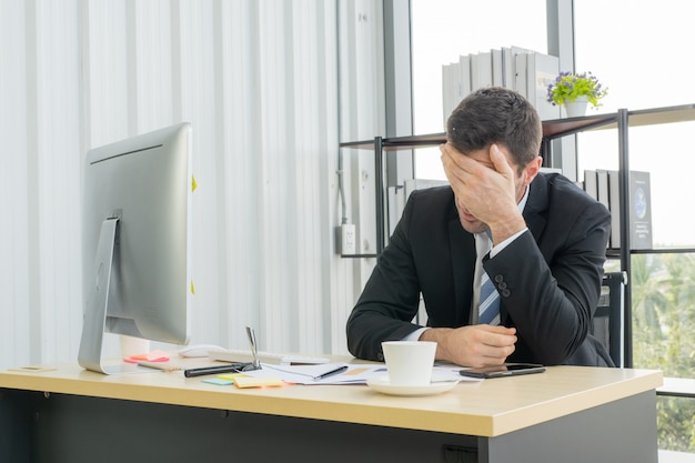 Een jonge blanke zakenman is serieus over zijn werk