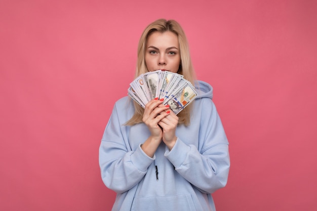 Een jonge blogger-vrouw houdt geld vast