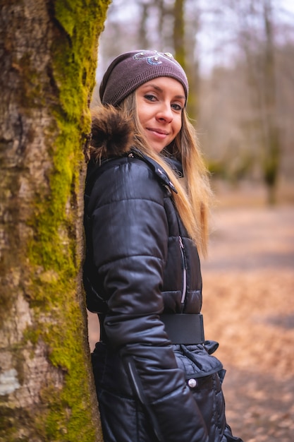 een jonge blonde vrouw in een bos in de herfst