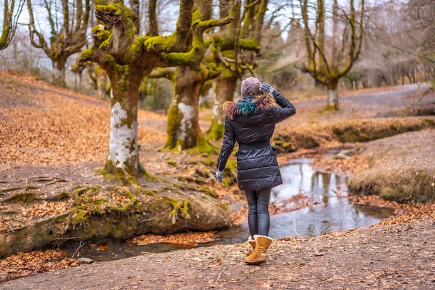 een jonge blonde vrouw in een bos in de herfst