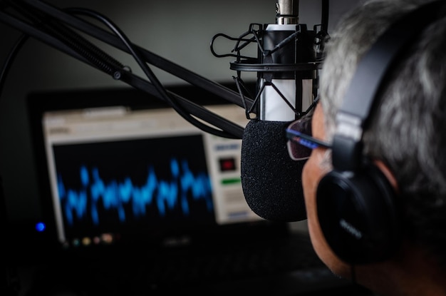 Een jonge DJ werkt in een uitzendstudio