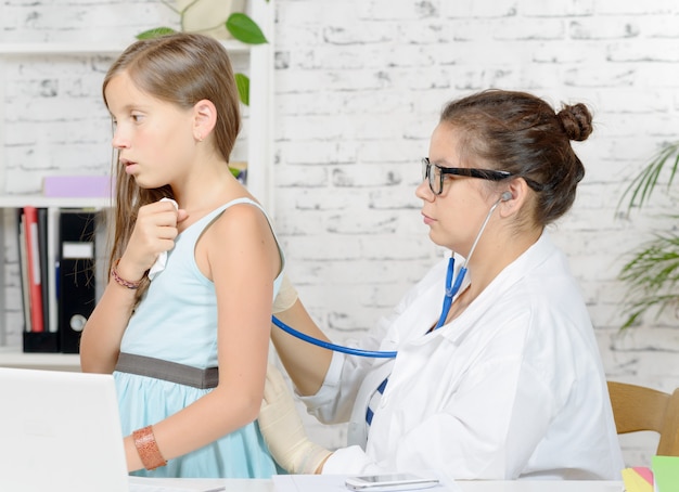 Een jonge dokter onderzoekt een klein meisje