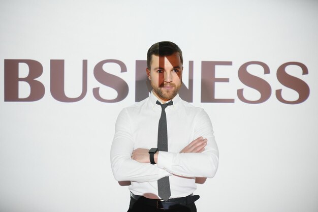 Een jonge en succesvolle zakenman Business concept Het woord bedrijf op de achtergrond