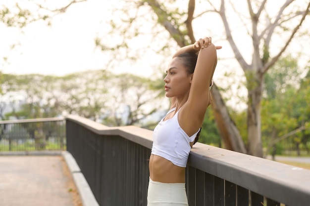 Een jonge fitnessvrouw in sportkleding die traint in het stadspark Healthy and Lifestyles