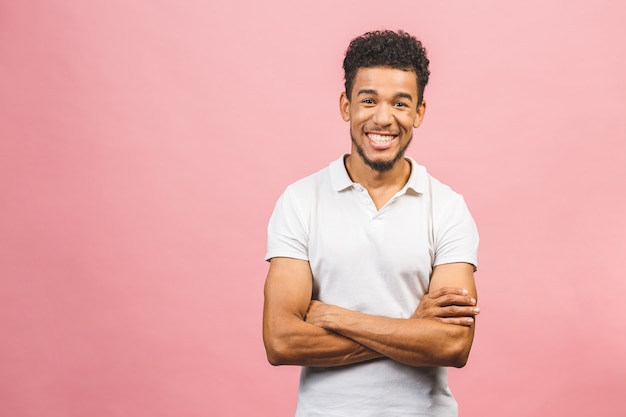 Een jonge gelukkig lachend grappige African American man geïsoleerd tegen roze achtergrond.