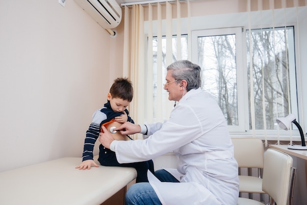 Een jonge jongen wordt beluisterd en behandeld door een ervaren arts in een moderne kliniek. Een virus en een epidemie