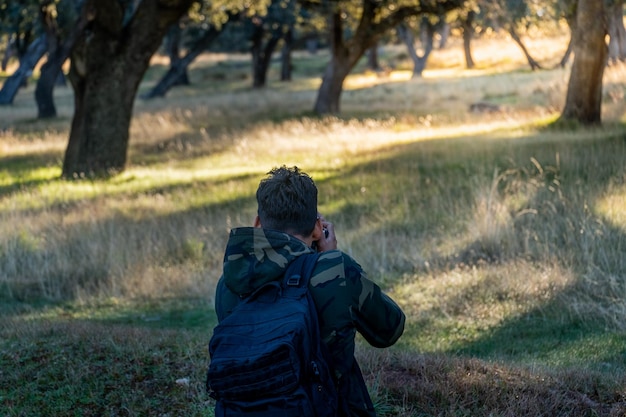 Een jonge jongensfotograaf maakt foto's van dieren