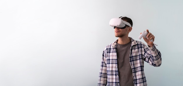 Een jonge kerel die virtual reality gebruikt, googlet een nieuwe moderne technologie-headset