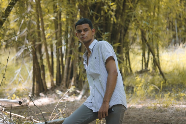 Een jonge Latijns-homoseksuele man in de natuur
