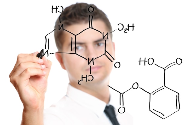 een jonge leraar die tijdens scheikundelessen een diagram tekent