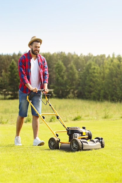 een jonge man die het gras maait