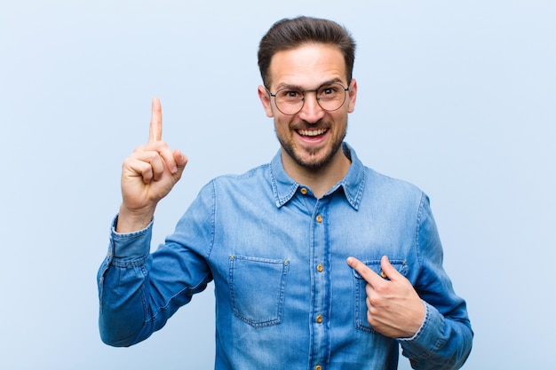 een jonge man die poseert terwijl hij zich trots en verrast voelt