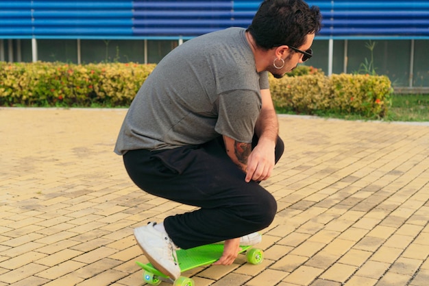 Een jonge man die trucjes doet op zijn skateboard in het park