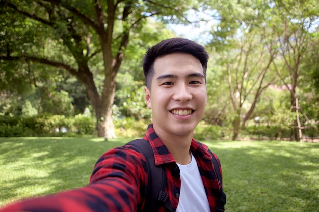 Een jonge man een selfie tijdens een wandeling in de natuur