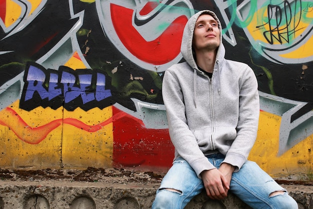 Een jonge man in een hoodie, hiphop in de tunnel