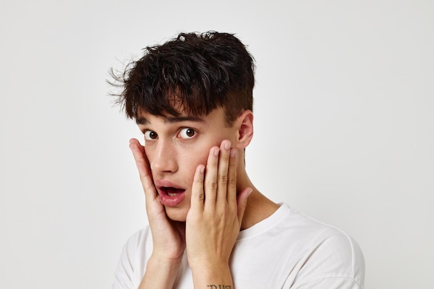 Een jonge man moderne jeugdstijl witte t-shirt tatoeage op de arm Lifestyle ongewijzigd