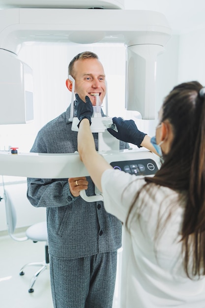 Een jonge man onderging een CT-scan van de kaak een cirkelvormig beeld van de kaak in de moderne tandheelkunde Radiologie panoramische scanner