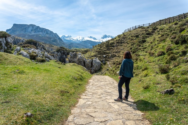 Een jonge man op weg naar de Buferrera-mijnen in de Covadonga-meren, Asturië, Spanje