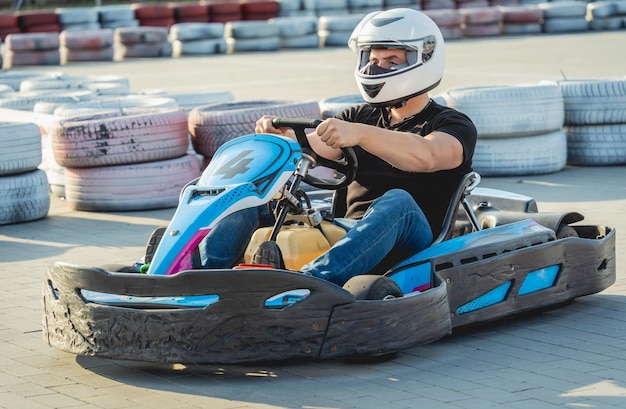 Een jonge man rijdt in een kart op circuit