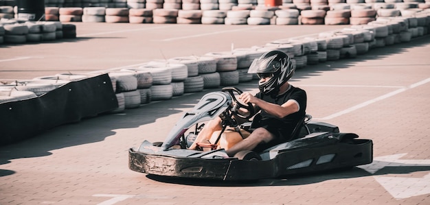 Een jonge man rijdt in een kart op circuit