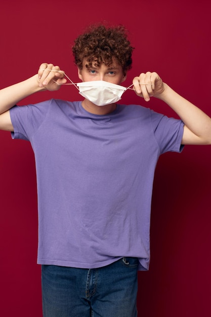 Een jonge man rood haar beschermend masker ziektebescherming Levensstijl ongewijzigd