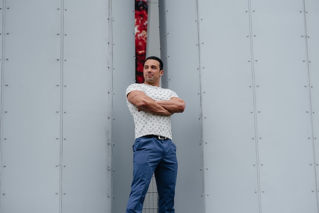 Een jonge man staat in de open lucht bij technische constructies