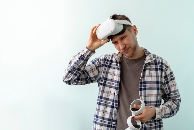 Een jonge mannelijke man zet zijn hoofd virtual reality-headset op